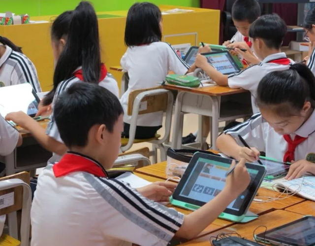 数据洞察对课程内容教育方法和评估系统进行系统性优化