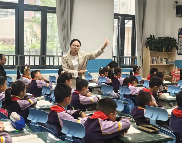 既是家长对校园作业的认可与信任也是推进校园不断前行的重要动力 既是家长对校园作业的认可与信任也是推进校园不断前行的重要动力