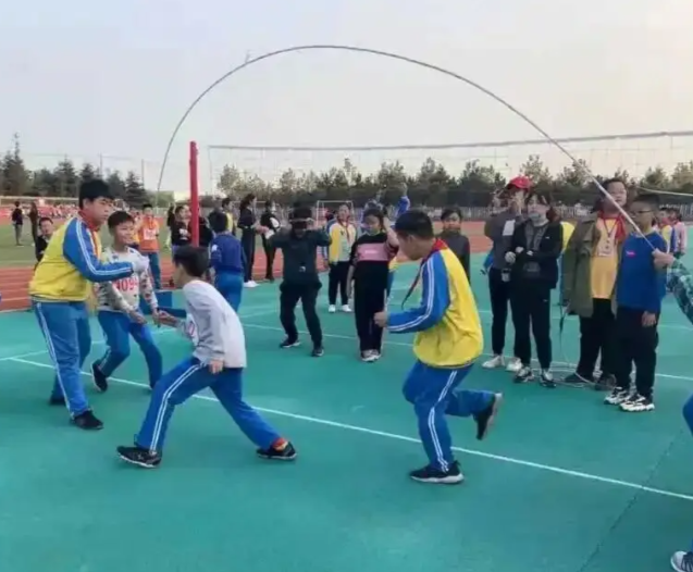在动态中习得的团队精神与沟通才能是任何静态课堂都难以彻底赋予的 在动态中习得的团队精神与沟通才能是任何静态课堂都难以彻底赋予的
