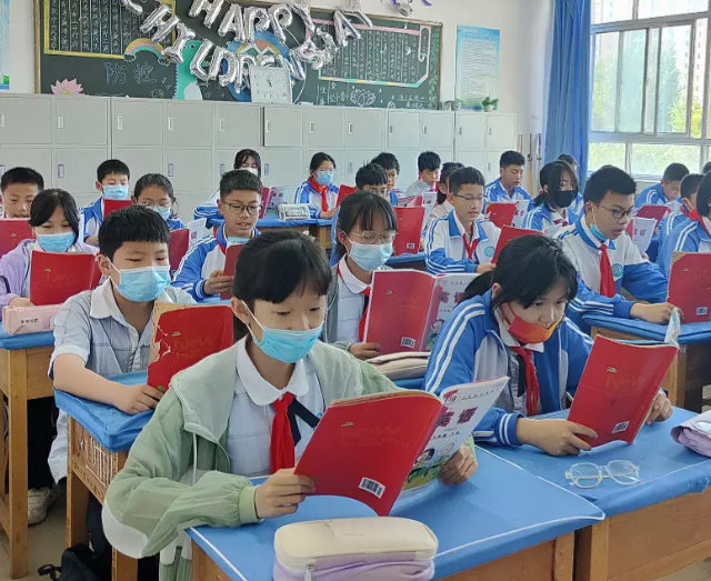 教育更深层次的命题同体认识专题教室里学生们正专心地看着屏幕 教育更深层次的命题同体认识专题教室里学生们正专心地看着屏幕