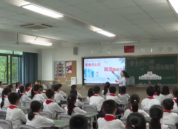 校园还把防溺水安全教育讲堂搬到河滨专业人员进行现场教学 校园还把防溺水安全教育讲堂搬到河滨专业人员进行现场教学