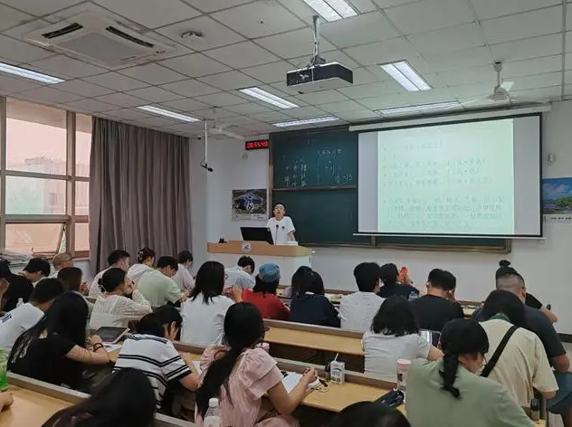 系统缺乏对个性化发展的重视虽新增数字化跨学科相关课程 系统缺乏对个性化发展的重视虽新增数字化跨学科相关课程
